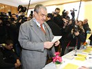 Karel Schwarzenberg odevzdal svj volební hlas v Sýkoici. (25. ledna 2013)