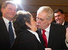 Milo Zeman se líbá s Jiinou Bohdalovou pi oslavách volebního vítzství. (26....