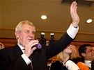 Milo Zeman oslavuje vítzství v prezidentských volbách. (26. ledna 2013)