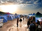 Uprchlický tábor s názvem Dstojnost. Je jet v Sýrii, u hranice s Tureckem....