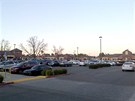 Parkovit nákupních center jsou obrovská, ale místo vdycky najdete.