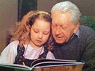Ilustrátor, autor Krteka Zdenk Miler se svou vnukou Karolinou