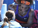 BOLÍ. Serena Williamsová se nechává oetovat v prbhu tvrtfinále Australian