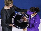 TROFEJ OD LEGENDY. Australská tenistka Margaret Courtová odevzdává trofej...