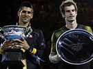 S TROFEJEMI. ampion Novak Djokovi a poraený Andy Murray pózují s trofejemi...