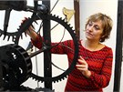 Muzejnice Ingrid Kotenová ukazuje jeden z vystavených stroj na mení asu. 