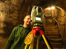 Pracovníci geodetické spolenosti vzali pístroje do jihlavských katakomb a