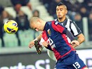 SOUBOJ O MÍ. Luca Antonelli z FC Janov a Arturo Vidal z Juventusu bojují o mí.