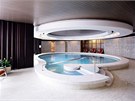 Hotelový bazén má prmr 11 metr.