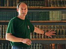 Vladim�r La�ansk�, majitel z�mku v Chy�i, p�ed jedn�m z reg�l� v z�meck�...