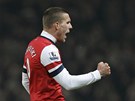 Lukas Podolski (vpravo) z Arsenalu se raduje z gólu proti West Hamu.