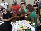 Píbuzní truchlí u rakve jedné z obtí ve sportovní hale v brazilském mst
