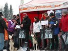 Musher Roman Hab�sko (vlevo) p�eb�r� od �editele z�vodu Pavla Ku�ery cenu za