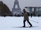 K Eiffelov vi se dá dostat i na bkách (21. ledna 2013).
