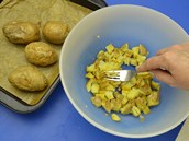 Ve slupce upečené horké brambory nakrájejte na kostky a vidličkou je jemně...