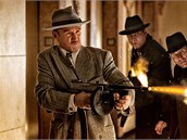 Sean Penn stílí ze samopalu Thompson ve filmu Gangster Squad: Lovci mafie.