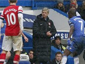 NESPOKOJEN KOU. Arsene Wenger, trenr Arsenalu, po prohranm derby s Chelsea