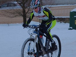 Helena Erbenov na cyklistickm seku zimnho triatlonu.