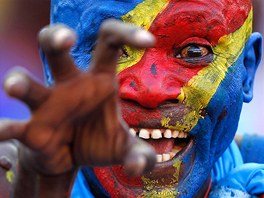 FANOUEK Z KONGA. Pomalovaný fanouek Demokratické republiky Kongo ukazuje...