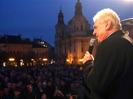 Pedvolební mítink na Staromstském námstí v Praze sledoval dav Zemanových...