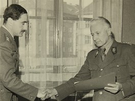 Karla Schwarzenberga staršího vyznamenal po válce za účast v odboji ministr...