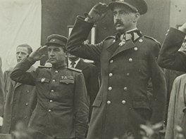 Karel Schwarzenberg starší (vpravo)  s příslušníky Rudé armády při vyhlášení...