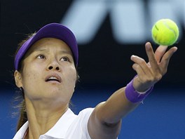 PED PODÁNÍM. ínská tenistka Li Na ped servisem ve finále Australian Open...