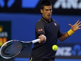 SOUSTEDNÍ. Novak Djokovi a jeho forhend ve finále Australian Open proti...