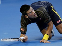 NA ZEMI. Novak Djokovi se v prbhu finle Australian Open ocitl na kurtu.