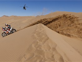 DOL Z DUNY. Ben Grabham z Austrálie s motocyklem KTM ve 13. etap Rallye Dakar...