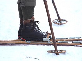 Závodilo se na starých dřevěných lyžích zvané Jasenky, na kterých bota drží...