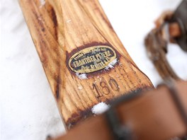 Původ? Tyto dřevené lyže byly vyrobeny v Česku.