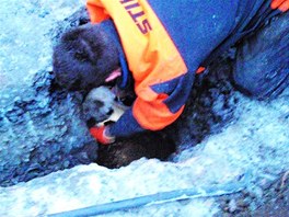 Vyproštění psa z betonové kanálové roury ve Svojanově na Olomoucku
