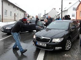 Pi sv cest se nejprve zastavil na nkup. Neustle byl v obleen novin. 