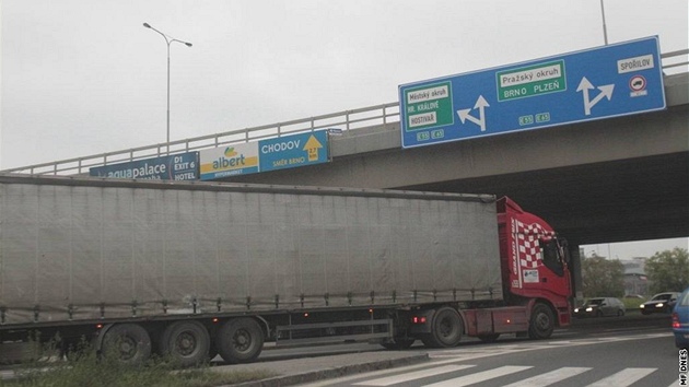 Kamion na Spoilovské míí k dálnici D1 a Praskému okruhu.