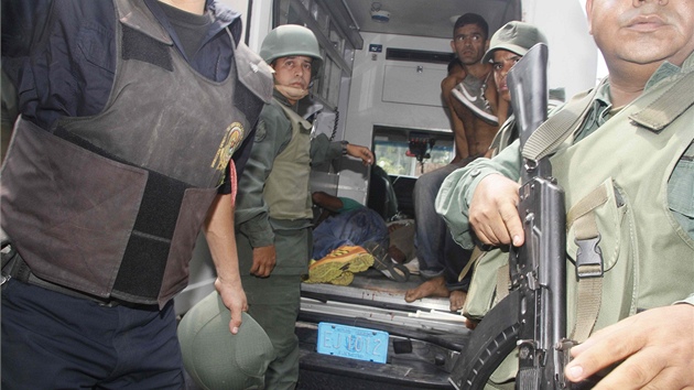 Zsah policist ve venezuelsk vznici Uribana (26. ledna 2014)