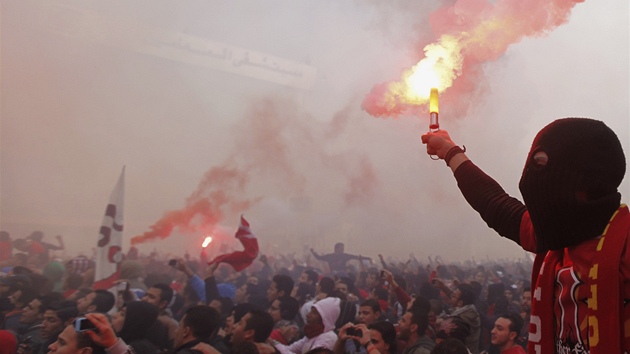 Fanouci khirskho klubu Al Ahl oslavuj rozhodnut soudu, kter odsoudil 21 vink fotbalovho masakru z nora 2012 k trestu smrti. (26. ledna 2012)
