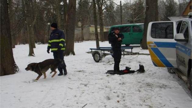 Do akce se krom mstnch policist zapojili i pslunci krajsk zsahov jednotky, psovod se psem vycvienm na vyhledvn utonulch, pon oddl a jednotky profesionlnch i dobrovolnch hasi.