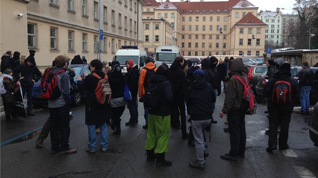 Na demonstraci ped ministerstvem pilo nkolik destek lid.