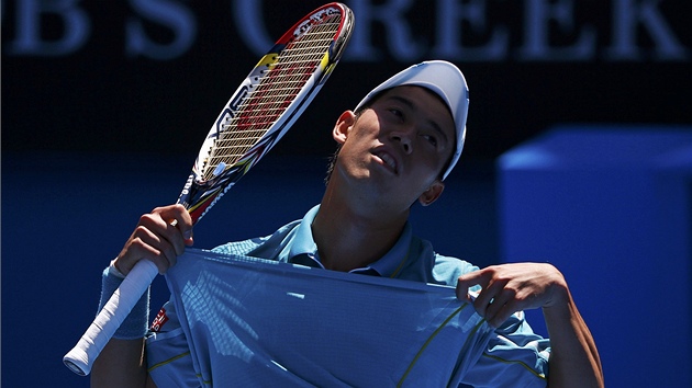 ACH NE. Japonsk tenista Kei Niikori si zouf nad svm vkonem v osmifinle Australian Open.