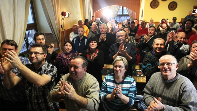 Zemanovi příznivci se radují v hospodě v Novém Veselí, bydlišti vítěze prezidentských voleb.