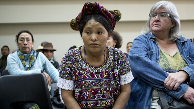 Elena de Paz, jedna z en, kter pochz z oblast, kde dili guatemalt vojci, se pila podvat k soudu. (28. leden 2013)