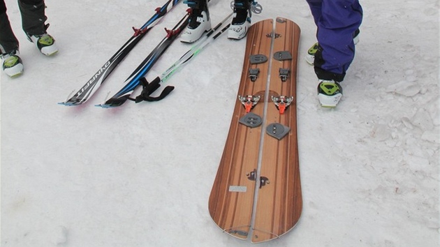 Skialpinistické lyže, jejichž spojením vznikne snowboard.