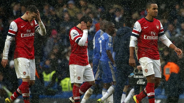 BEZ BOD. Zklaman fotbalist Arsenalu opoutj hrac plochu po prohe s Chelsea.