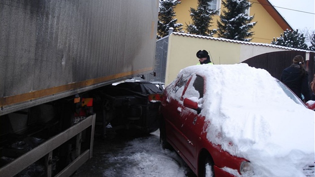 Ohnm ponien souprava stojc v kopci se ale pi neekanm samovolnm popojet poniila zaparkovan osobn auto u domu a pokodila i jeden z hasiskch voz.