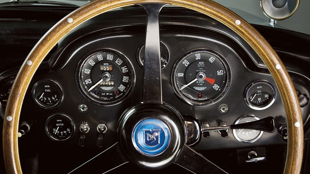Aston DB5 z roku 1963 proslavil James Bond ve filmu Goldfinger, jezdil i v nejnovj bondovce Skyfall. Je povaovn za vbec nejkrsnj aston.