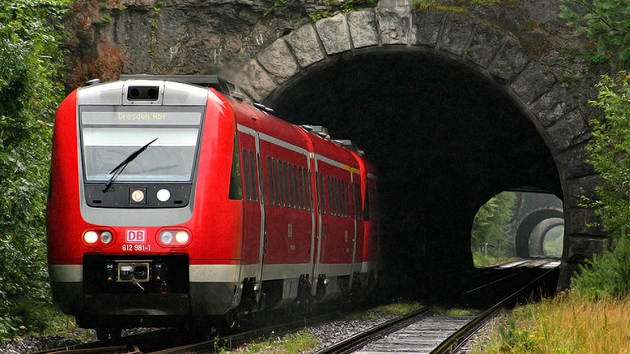 Rychlk Franken-Sachsen Express vyjd ztunelu u Veldenu smrem do Dran.