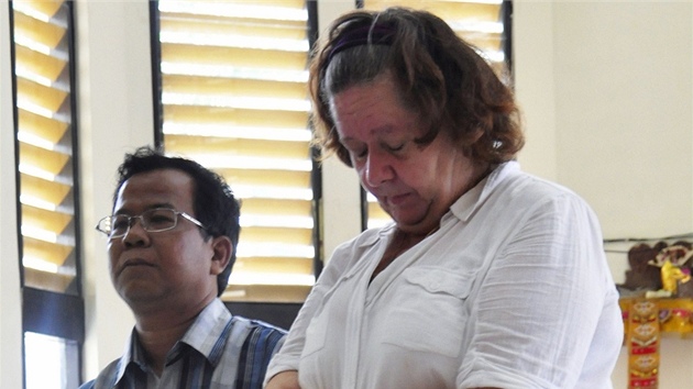 Lindsay Sandifordov poslouch u indonskho soudu rozsudek za paovn drog. Vedle n stoj jej pekladatel (22. ledna 2013)