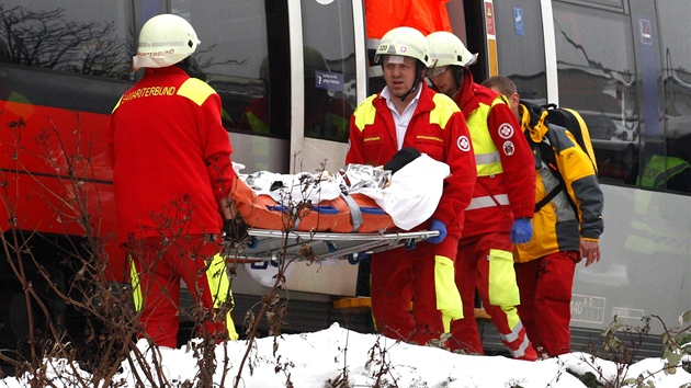 Rakout zchrani vyprostili z obou vlak nkolik zrannch. (21. ledna 2013)
