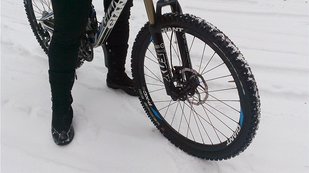 Asi nejběžnější dostupný plášť u nás, Schwalbe Ice Spiker 26' × 2.10, se dá sehnat přibližně od 1 200 korun. Zimní obutí tak můžete mít na kole za necelých 2 500 korun.